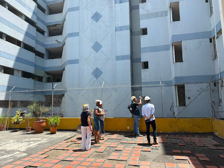 Visita de inspección al edificio Arábico del sur de Cali.