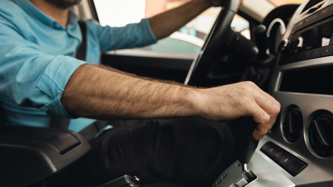 Enfrente el desafío de la batería descargada con confianza: aprenda los pasos esenciales para poner en marcha un carro automático.