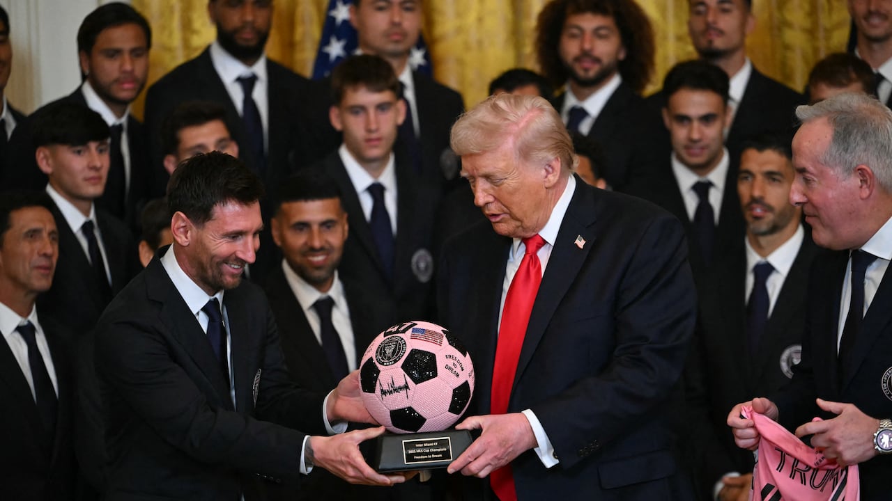 El delantero argentino del Inter Miami, Lionel Messi, entrega al presidente de Estados Unidos, Donald Trump, un balón trofeo durante un evento en honor al Inter Miami CF, ganador de la Copa de la Major League Soccer 2025, en el Salón Este de la Casa Blanca en Washington, DC, el 5 de marzo de 2026. (Foto de ANDREW CABALLERO-REYNOLDS / AFP)