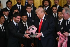 El delantero argentino del Inter Miami, Lionel Messi, entrega al presidente de Estados Unidos, Donald Trump, un balón trofeo durante un evento en honor al Inter Miami CF, ganador de la Copa de la Major League Soccer 2025, en el Salón Este de la Casa Blanca en Washington, DC, el 5 de marzo de 2026. (Foto de ANDREW CABALLERO-REYNOLDS / AFP)