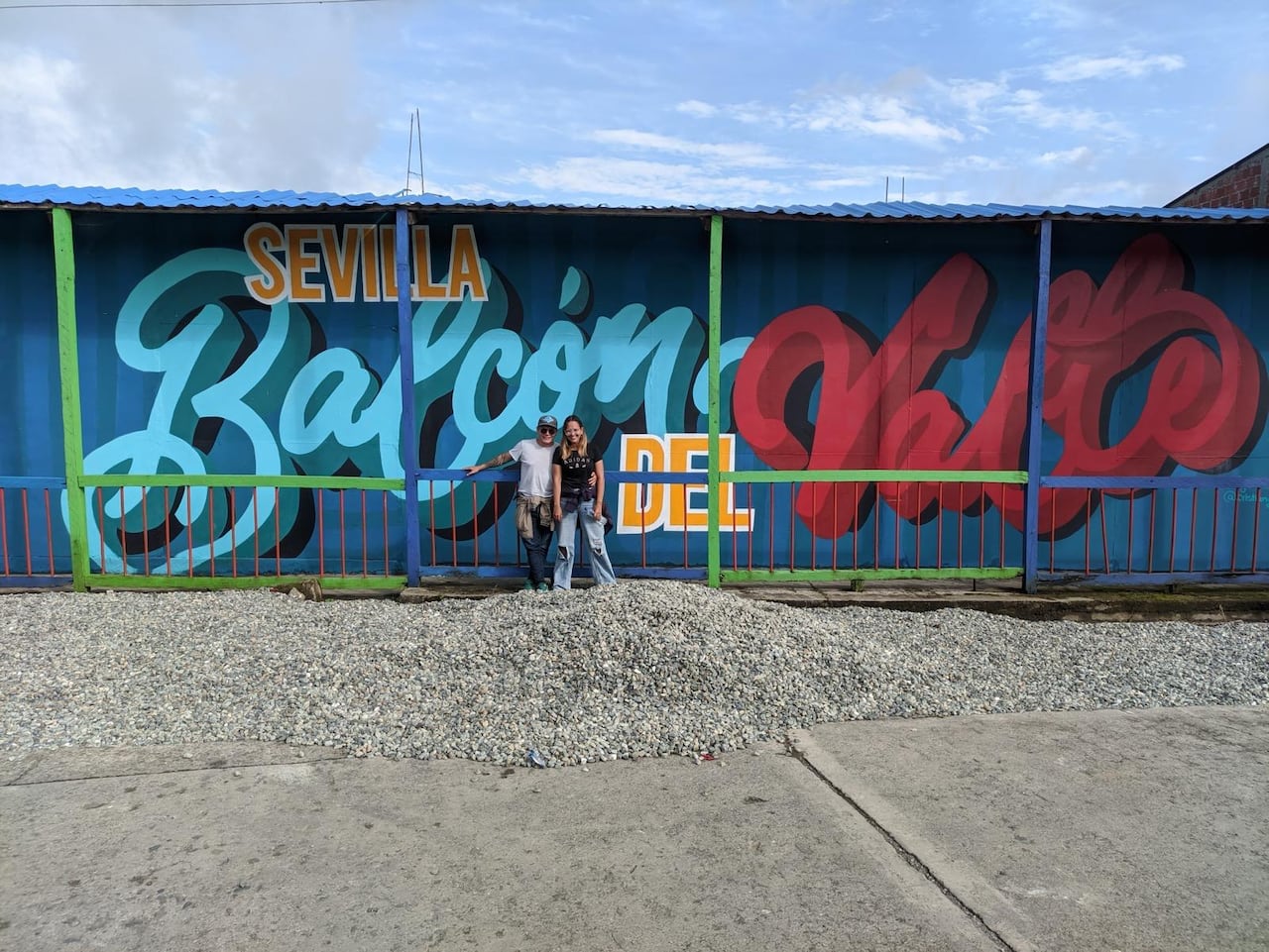 En Sevilla, un mural de gran formato se convirtió en postal turística antes de ser destruido por un ventarrón.