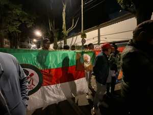 Un grupo de indígenas emberas bloqueó el acceso a la sede del Ministerio del Interior, mientras que otro grupo se tomó la sede de la Nunciatura Apostólica, en Bogotá. Foto: @CPueblos_Col