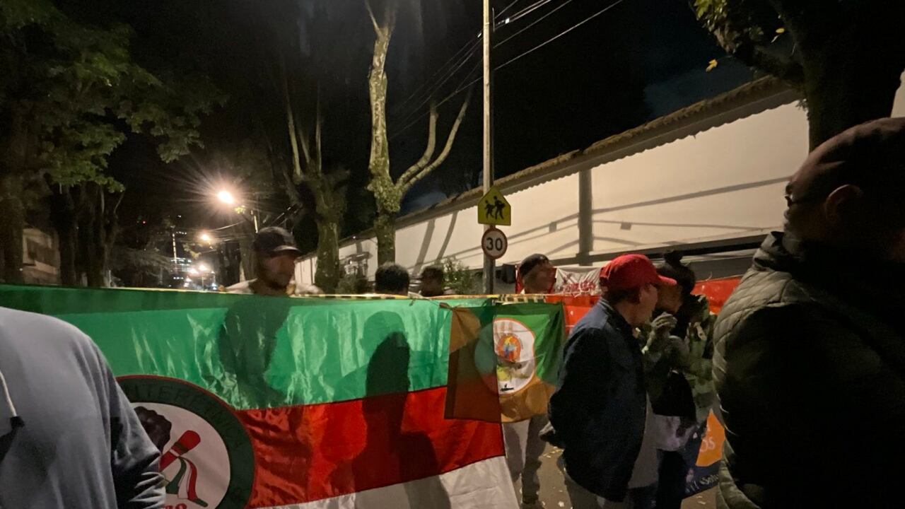 Las personas que estaban manifestándose, entre indígenas y líderes sociales, convocaron a una “movilización nacional por la vida y la permanencia de los territorios” para visibilizar los reclamos que le están haciendo al Estado colombiano ante lo que ellos consideran es una “emergencia humanitaria nacional”.