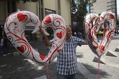 Durante San Valentín, muchas personas celebran con cenas, reuniones y muestras públicas de cariño.La fecha impulsa actividades sociales y comerciales relacionadas con el amor, la amistad y la convivencia.