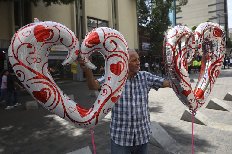 Durante San Valentín, muchas personas celebran con cenas, reuniones y muestras públicas de cariño.La fecha impulsa actividades sociales y comerciales relacionadas con el amor, la amistad y la convivencia.