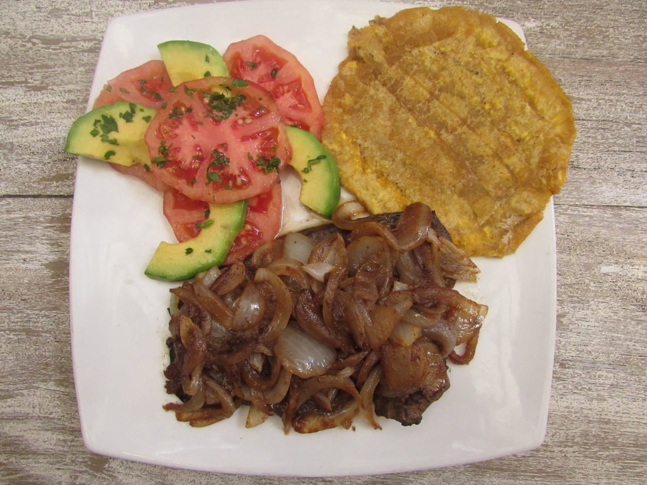 Ringlete: hígado encebollado; torta de yuca y chicharrón.