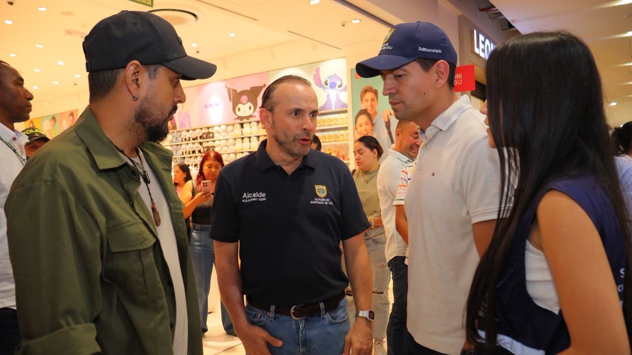 El alcalde de Cali, Alejandro Eder, visitó este domingo, 25 de octubre, la feria de vivienda dirigida a las familias damnificadas por el terremoto que perdieron definitivamente sus hogares.