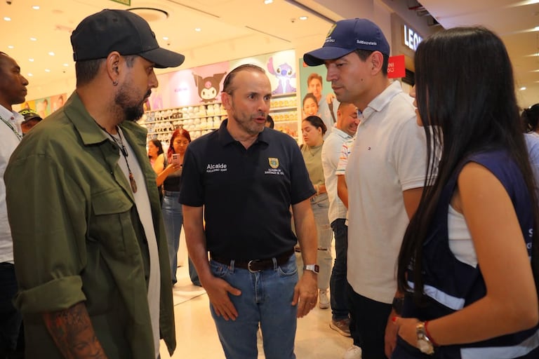 El alcalde de Cali, Alejandro Eder, visitó este domingo, 25 de octubre, la feria de vivienda dirigida a las familias damnificadas por el terremoto que perdieron definitivamente sus hogares.