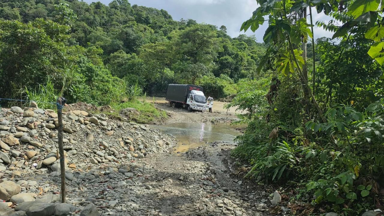 Camión hurtado en la vía Buga–Buenaventura.