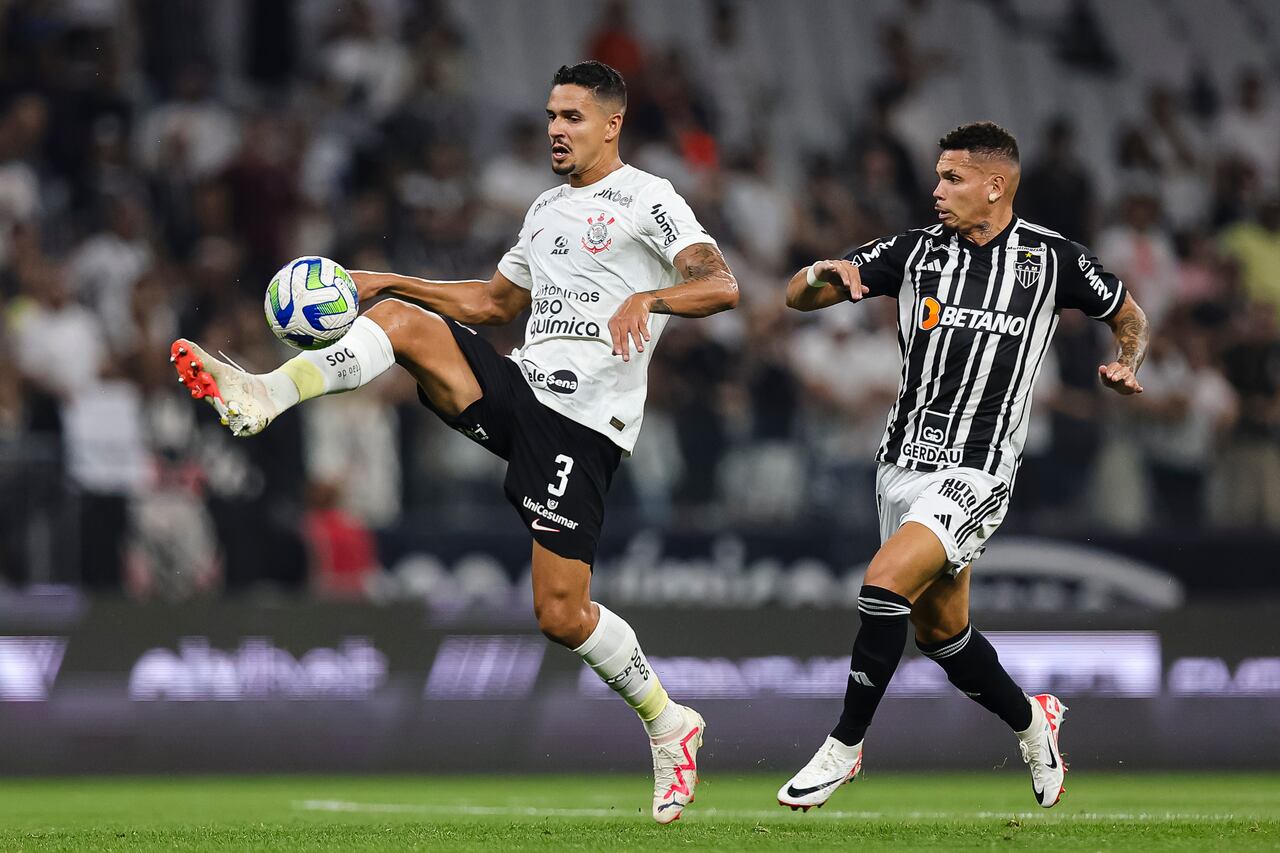 Lucas Verissimo de Corinthians (I) juega contra Paulinho Sampaio de Atlético Mineiro (D) durante un partido entre Corinthians y Atlético Mineiro en Neo Quimica Arena como parte de Brasileirao 2023 el 9 de noviembre de 2023 en Sao Paulo, Brasil.