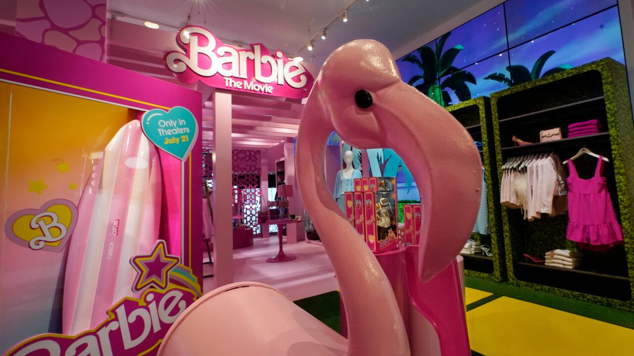 Mercancía de temática de Barbie se exhibe en una sección especial en Bloomingdale's, en Nueva York, el jueves 20 de julio de 2023. Previo al estreno de la película "Barbie", su empresa matriz Mattel ha creado un bombardeo de mercadotecnia de productos con más de 100 marcas. (Foto AP/Richard Drew)