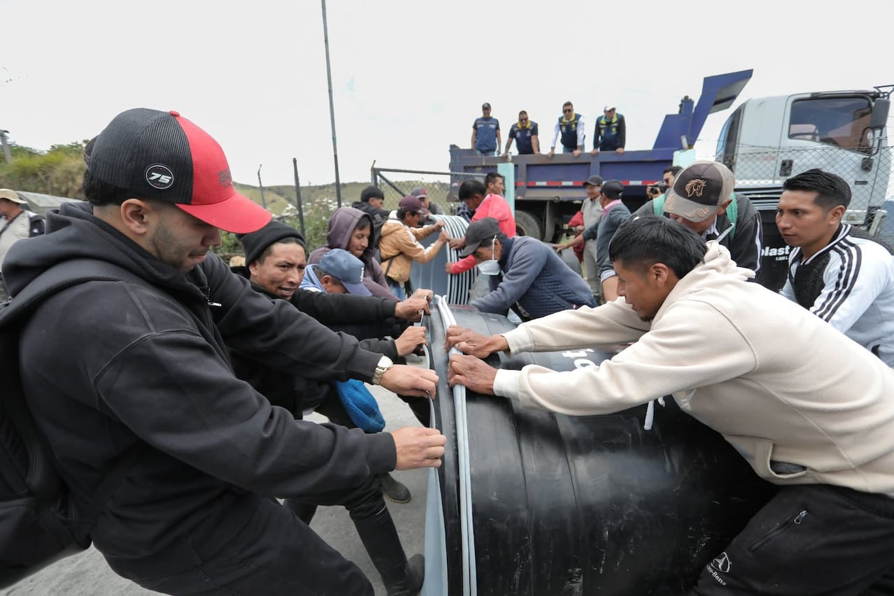 Tras más de 20 días de emisiones constantes de ceniza y gases del volcán Puracé, el municipio de Puracé declaró la calamidad pública ante las crecientes afectaciones en la salud de la población, los cultivos, las fuentes hídricas y los animales. Más de 4.000 personas resultan impactadas mientras la alerta naranja del Servicio Geológico Colombiano permanece vigente.