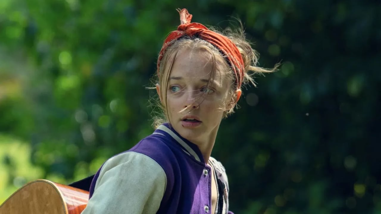 Ellie de Lange, actriz holandesa-británica que apareció en series como “The Serpent”, “Arcadia”, “El tatuador de Auschwitz” y “Wolf Hall: The Mirror and the Light”, da vida a Paige Greene, la hija de Simon quien escapa de su casa con su novio y termina involucrada en un mundo peligroso.