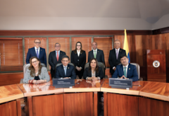 os magistrados de la Sala Plena de la Corte Constitucional posan en Bogotá en 2025. Sentados, de izquierda a derecha, Natalia Ángel Cabo; Jorge Enrique Ibáñez Najar, presidente de la Corte 2025-2026; Paola Andrea Meneses Mosquera, vicepresidenta 2025-2026; y Juan Carlos Cortés González. De pie, de izquierda a derecha, Vladimir Fernández Andrade; Miguel Polo Rosero; Lina Marcela Escobar Martínez; Carlos Camargo Assis; y Héctor Alfonso Carvajal Londoño