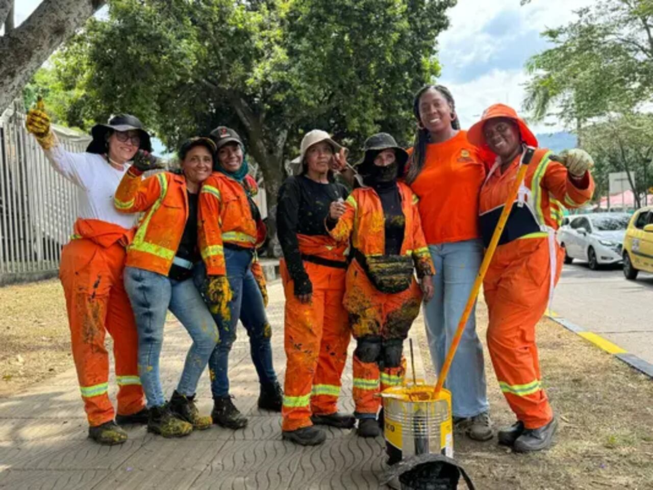 Una cuadrilla de mujeres, la cuadrilla Rosa, han tenido un papel protagónico pintando bordillos y recuperando espacios que disfrutarán todos.