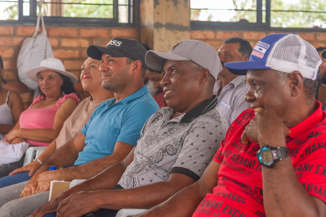 Los campesinos de Cajibío ya transportan panela, café y demás productos agrícolas en mejores condiciones y en menor tiempo hacia las cabeceras urbanas, gracias a la rehabilitación de más de 73 kilómetros de vías rurales en el municipio.