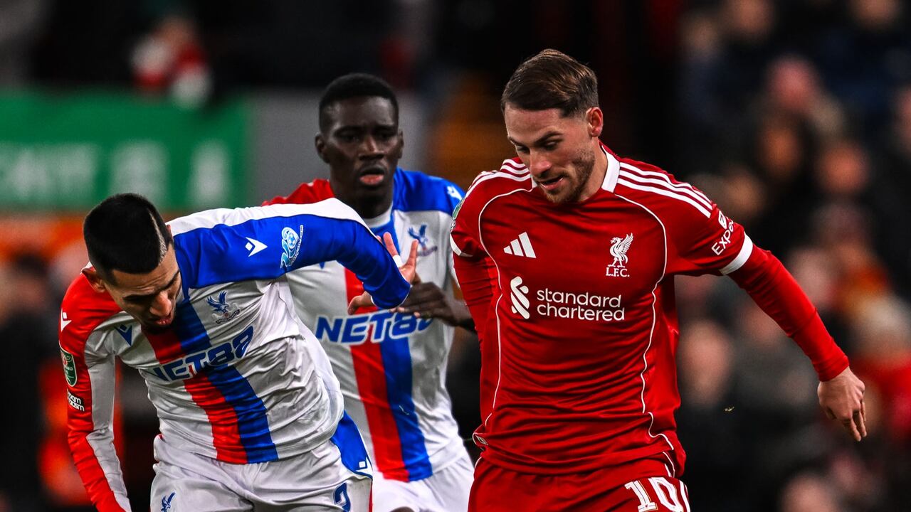 Daniel Muñoz, del Crystal Palace, disputa un balón con Alexis Mac Allister, del Liverpool para la Copa de la Liga de Inglaterra.