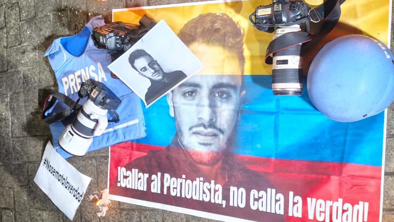 Reporteros gráficos, camarógrafos y periodistas de la ciudad de Cali pertenecientes al Círculo de Reporteros Gráficos del Valle del Cauca, Ciregráficos levantaron su voz durante un plantón en el Boulevard del río por el asesinato del periodista Mateo Pérez Rueda en Briceño Antioquía .