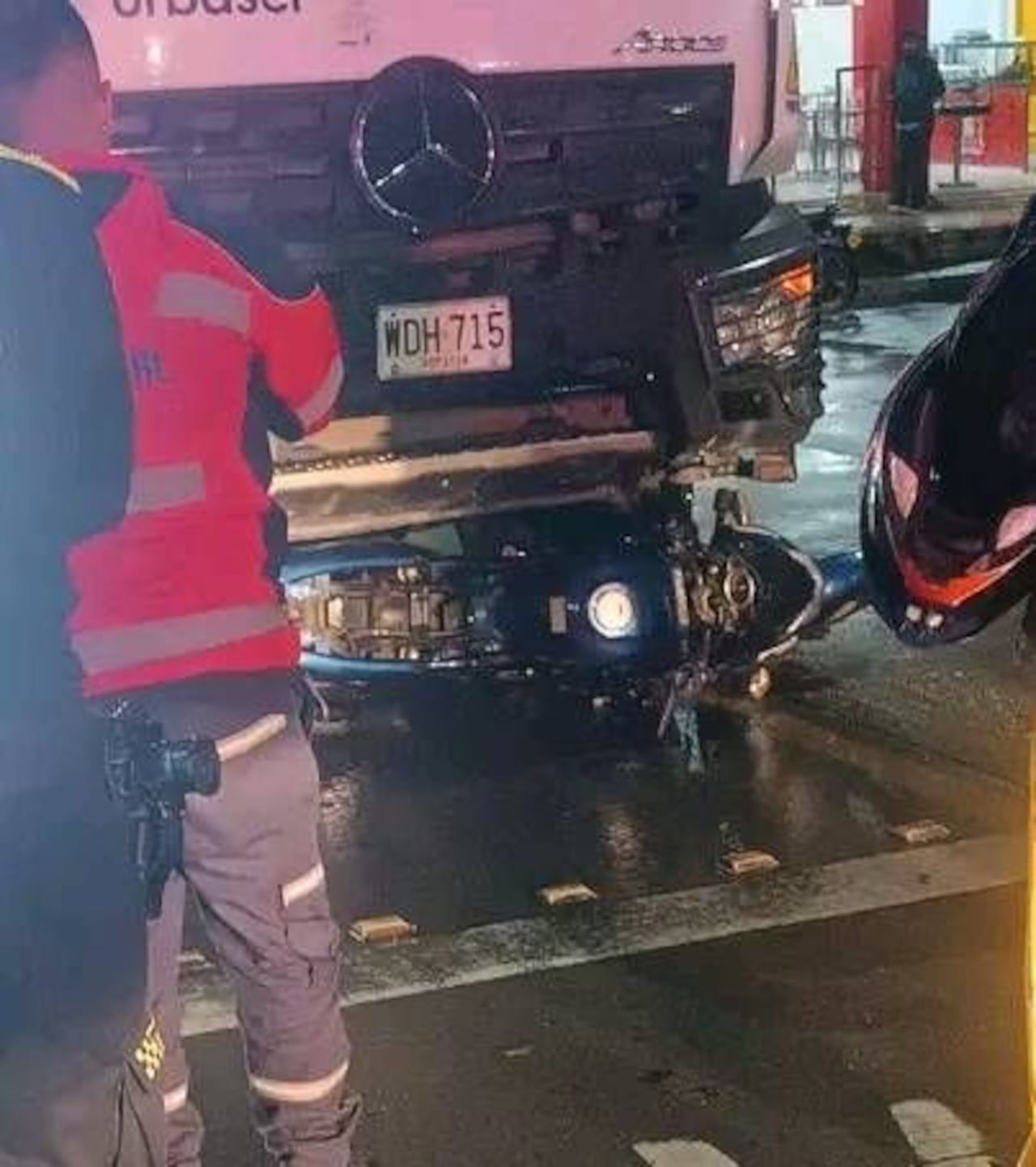 El conductor de la motocicleta falleció en el lugar de los hechos, mientras que su acompañante fue llevado a un centro asistencial de la capital del Cauca, donde luego falleció.