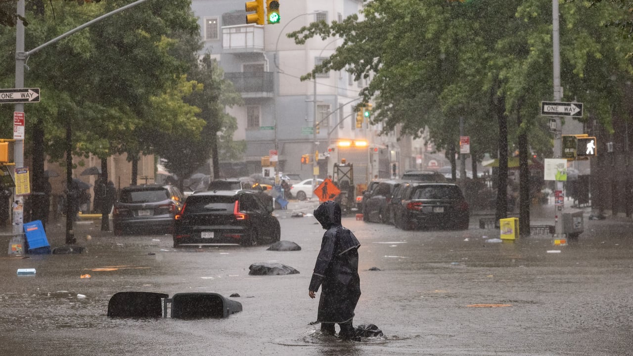 Una persona camina por una calle inundada durante una fuerte tormenta de lluvia en el distrito de Brooklyn de la ciudad de Nueva York