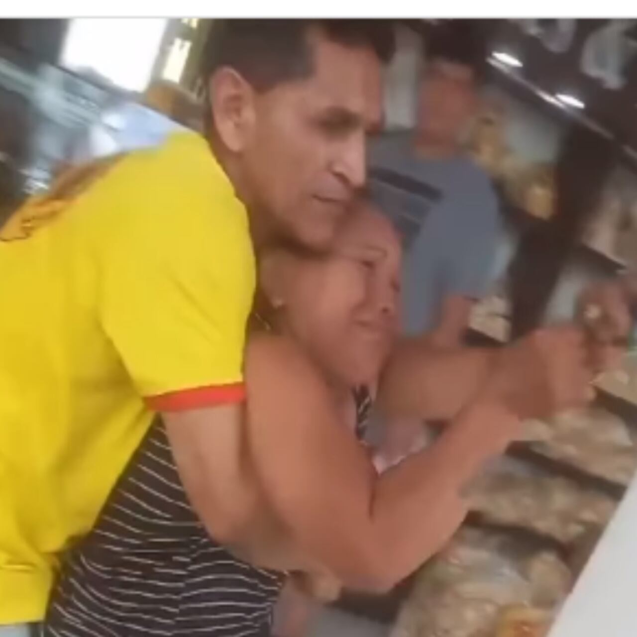 La mujer fue calmada por los trabajadores del lugar.