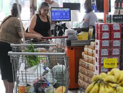 Cali: Cuanto cuesta mercar en Cali ?. Incremento de los precios en la galería y supermercados de la ciudad. Foto José L Guzmán. El País, sept 14-23