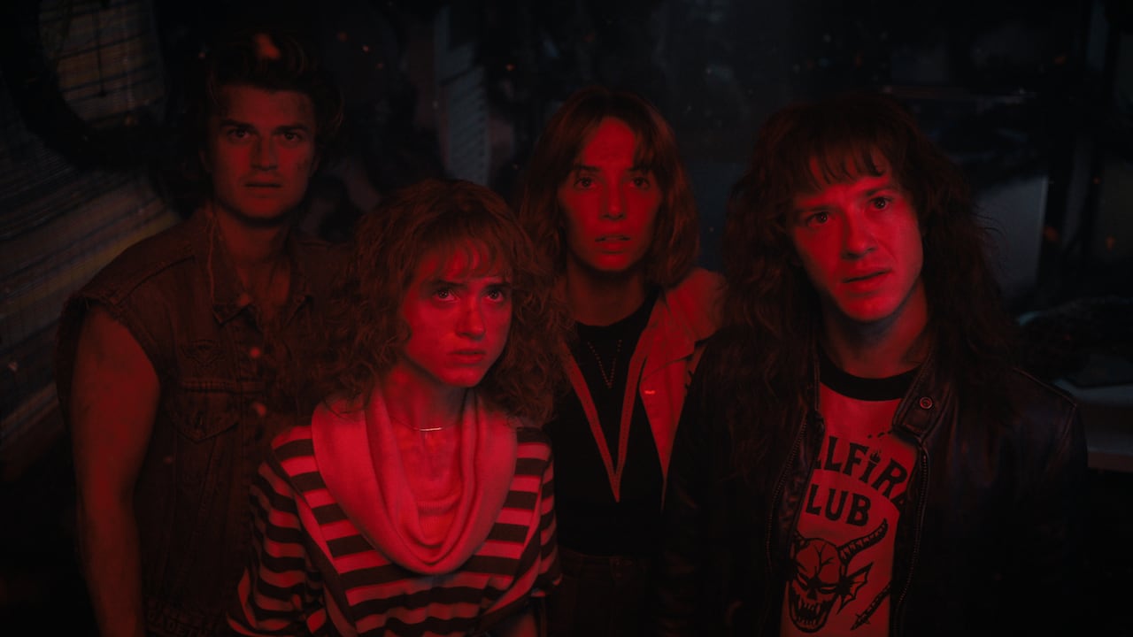 Joe Keery es Steve Harrington, Natalia Dyer es Nancy Wheeler, Maya Hawke es Robin Buckley y Joseph Quinn es Eddie Munson en STRANGER THINGS.