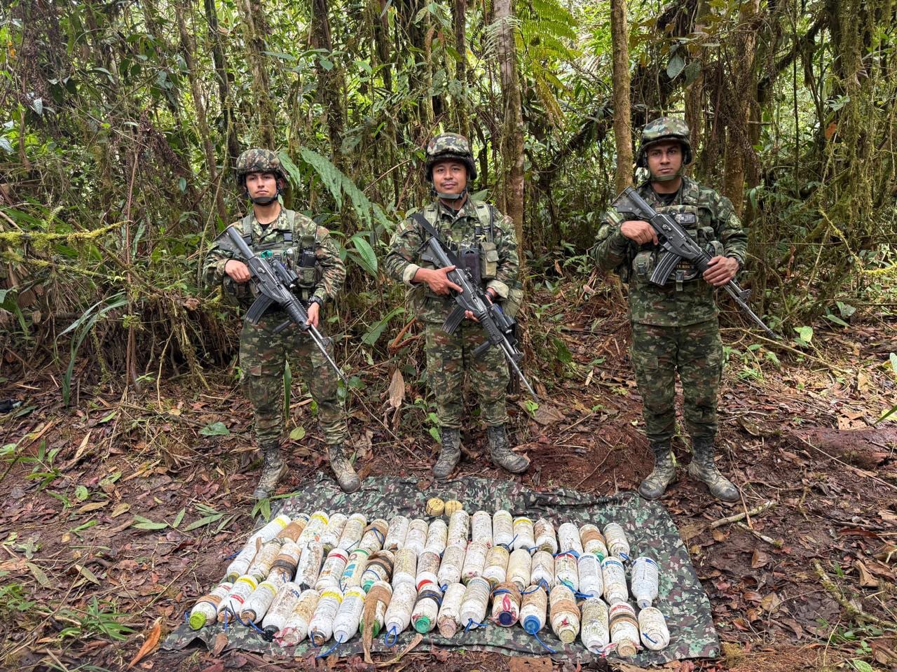 Uniformados del Batallón de Despliegue Rápido No. 10, con apoyo del Comando Aéreo de Combate No. 7, durante las labores de aseguramiento del área rural en El Tambo, Cauca.