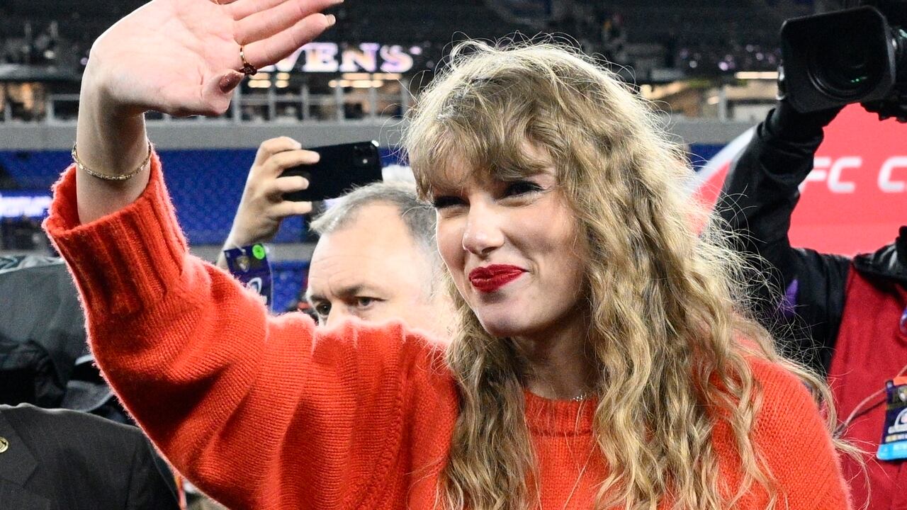 Taylor Swift saluda tras el partido de campeonato AFC NFL entre los Ravens de Baltimore y los Chiefs de Kansas City el domingo 28 de enero de 2024, en Baltimore.