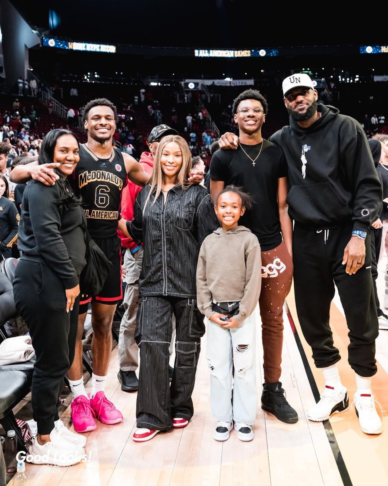 Bronny James y su familia.