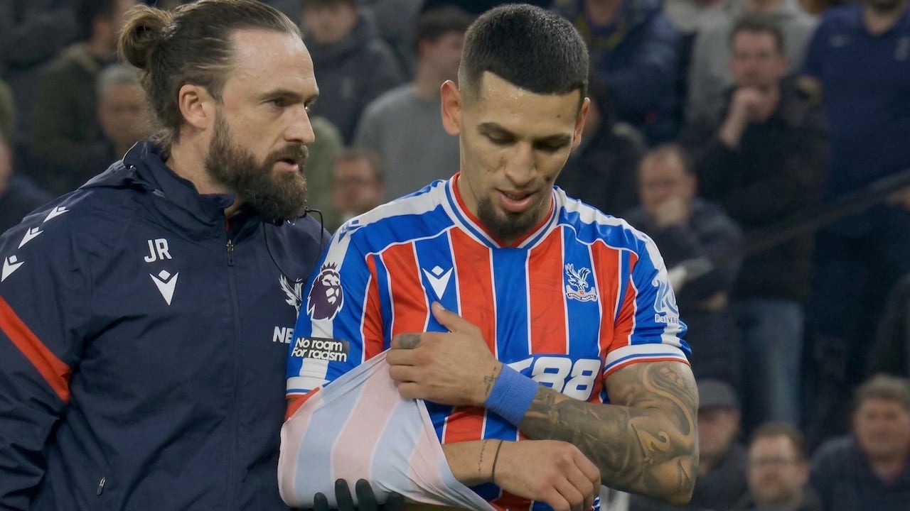 Daniel Muñoz tuvo que abandonar la cancha por una lesión.