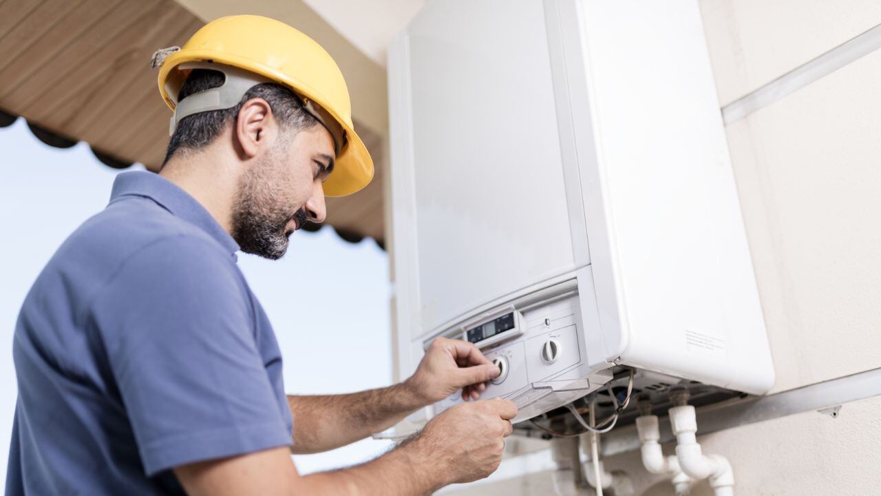 Reparación de calentador de agua.