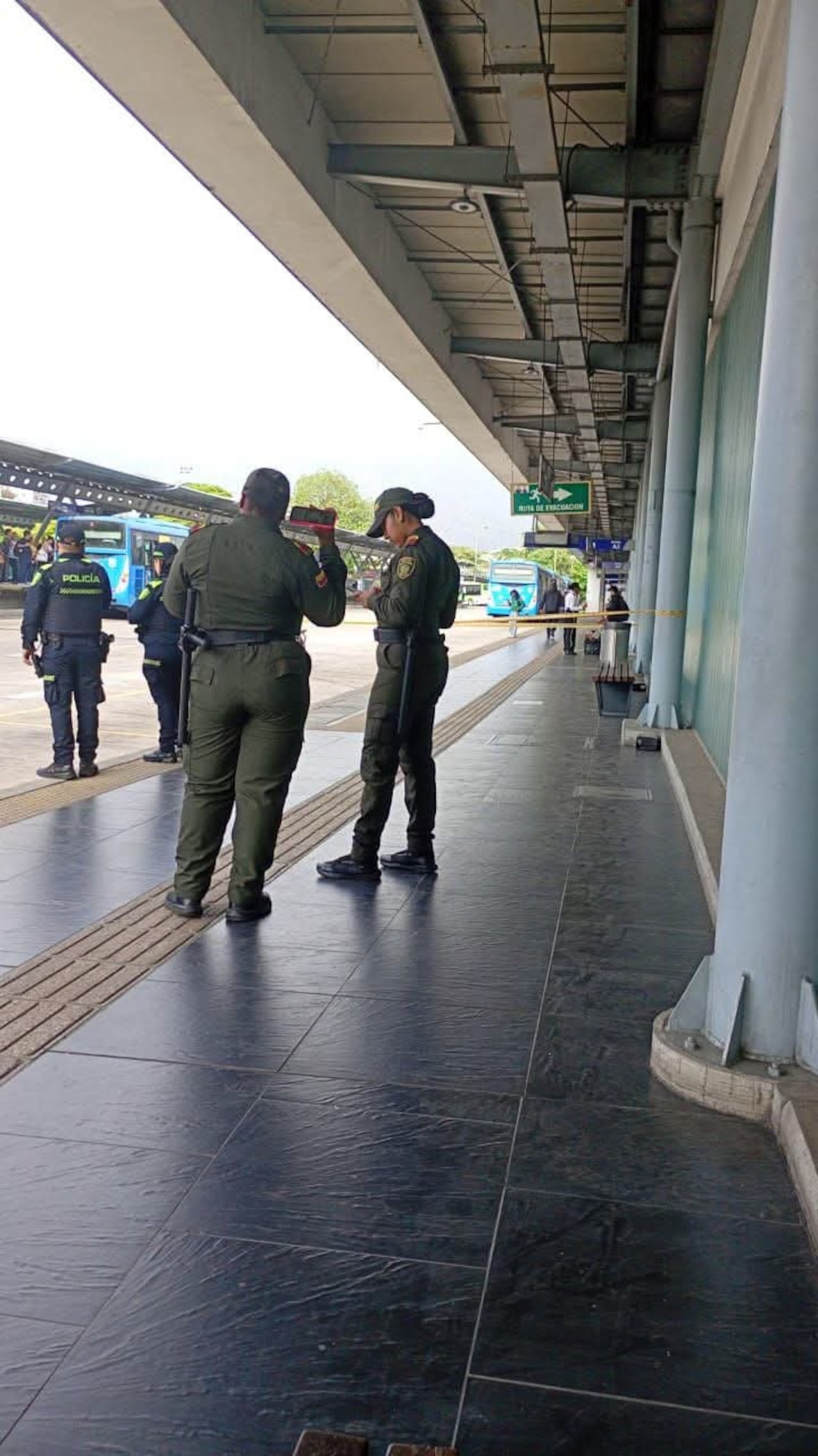 Unidades de la Policía Metropolitana de Cali inspeccionaron el maletín abandonado en la estación Menga y descartaron riesgos para la ciudadanía.