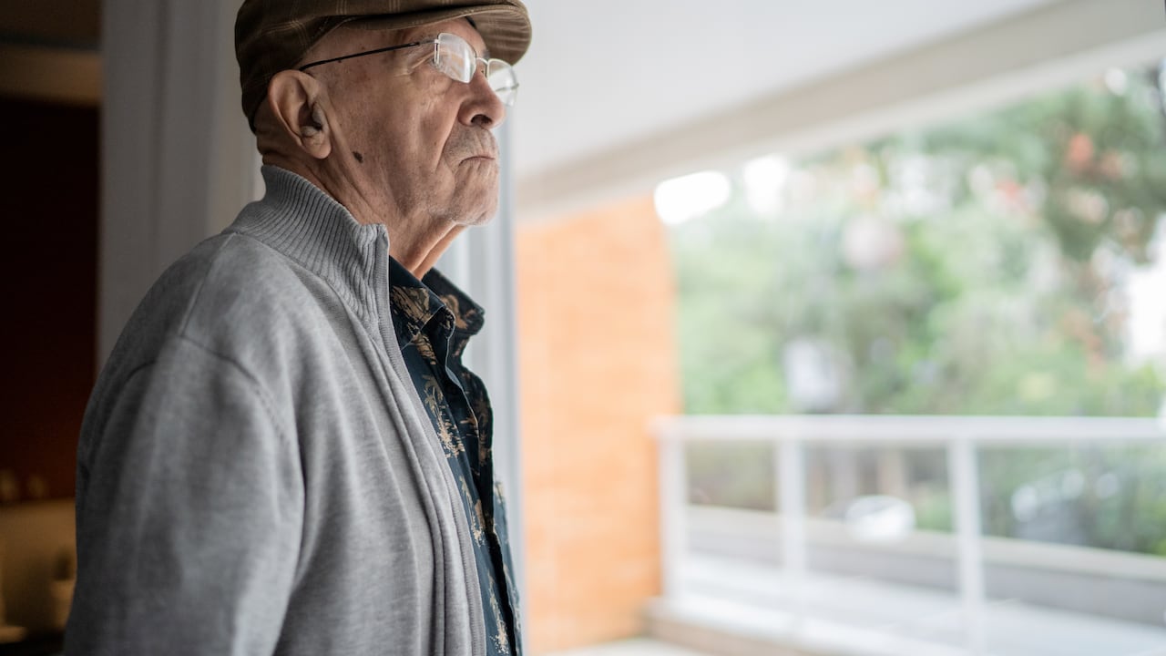 Hombre mayor, contemplar, en casa