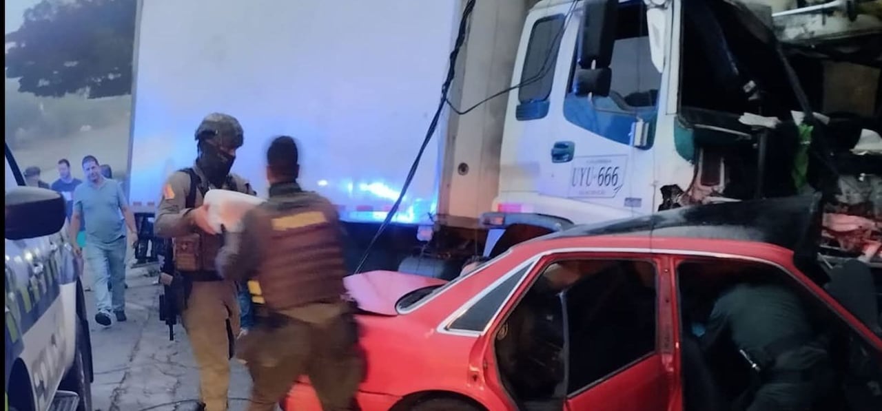 Las autoridades acordonaron la zona mientras la Fiscalía adelanta las investigaciones para esclarecer las causas del siniestro.