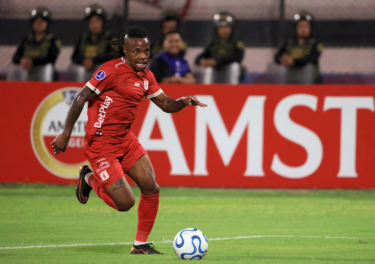 El centrocampista venezolano del América de Cali, Jhon Murillo (número 07), controla el balón durante el partido de la fase de grupos de la Copa Sudamericana entre Alianza Atlético de Perú y América de Cali de Colombia, disputado en el estadio Miguel Grau del Callao en Bellavista, región del Callao, Perú, el 6 de mayo de 2026. (Foto de Connie FRANCE / AFP)