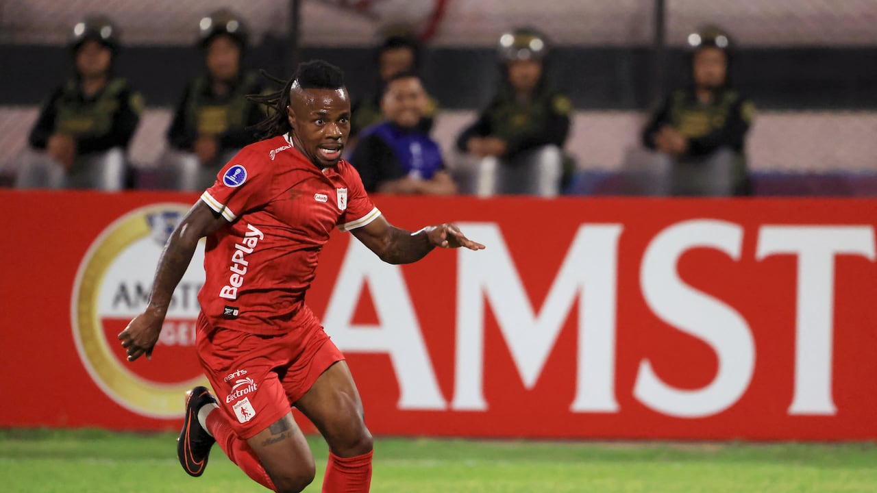 El centrocampista venezolano del América de Cali, Jhon Murillo (número 07), controla el balón durante el partido de la fase de grupos de la Copa Sudamericana entre Alianza Atlético de Perú y América de Cali de Colombia, disputado en el estadio Miguel Grau del Callao en Bellavista, región del Callao, Perú, el 6 de mayo de 2026. (Foto de Connie FRANCE / AFP)
