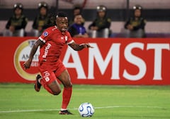 El centrocampista venezolano del América de Cali, Jhon Murillo (número 07), controla el balón durante el partido de la fase de grupos de la Copa Sudamericana entre Alianza Atlético de Perú y América de Cali de Colombia, disputado en el estadio Miguel Grau del Callao en Bellavista, región del Callao, Perú, el 6 de mayo de 2026. (Foto de Connie FRANCE / AFP)