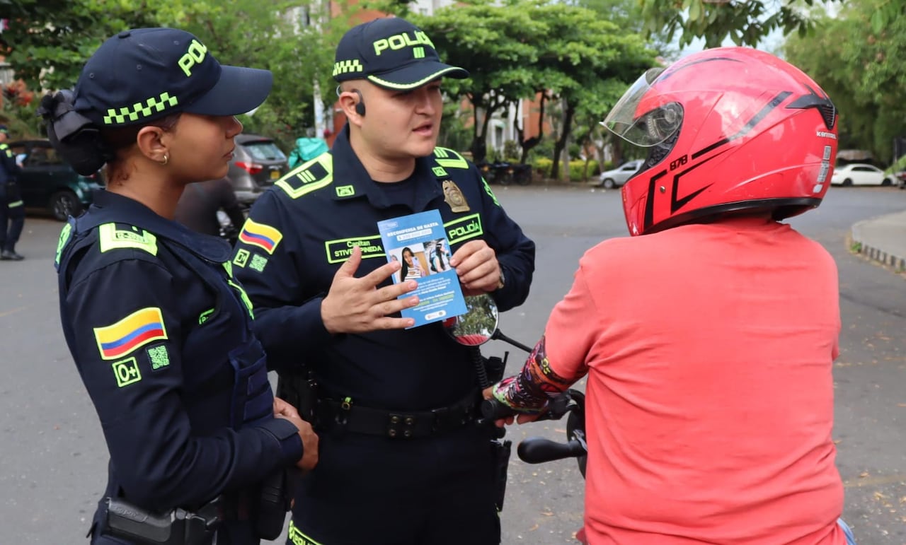 La Policía Nacional distribuye volantes en distintos sectores de Cali para incentivar el suministro de información que permita esclarecer el caso de María Camila Potosí.