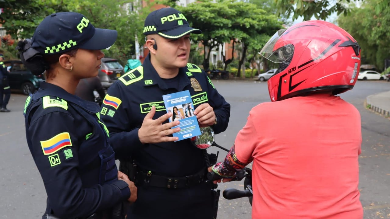 La Policía Nacional distribuye volantes en distintos sectores de Cali para incentivar el suministro de información que permita esclarecer el caso de María Camila Potosí.