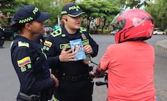 La Policía Nacional distribuye volantes en distintos sectores de Cali para incentivar el suministro de información que permita esclarecer el caso de María Camila Potosí.
