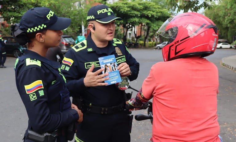 La Policía Nacional distribuye volantes en distintos sectores de Cali para incentivar el suministro de información que permita esclarecer el caso de María Camila Potosí.