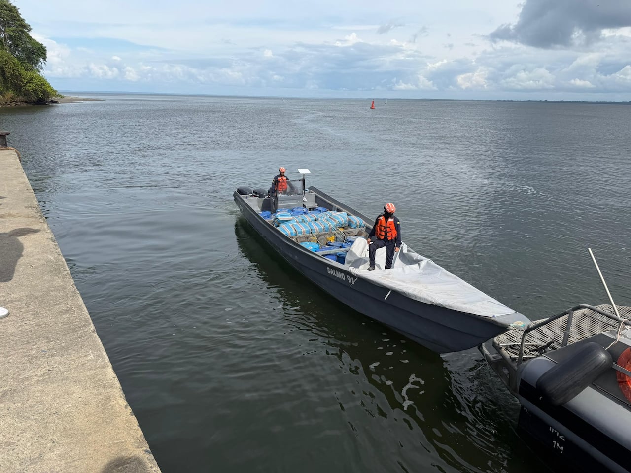 Los integrantes de esta institución inspeccionaron el cargamento incautado, compuesto por paquetes de estupefacientes que tendrían un valor superior a los 24 millones de dólares en mercados ilegales.