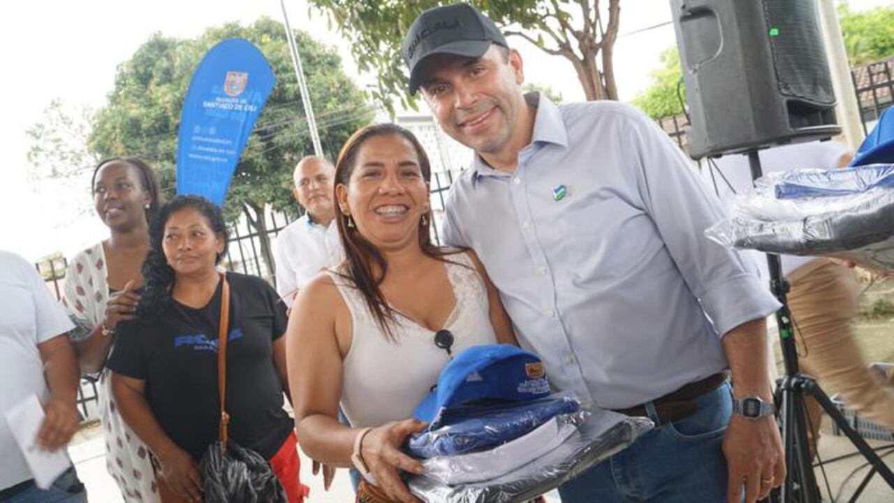 En el barrio El Dorado el alcalde de Cali, Alejandro Eder, entregó a 274 líderes prendas alusivas a la institución.
