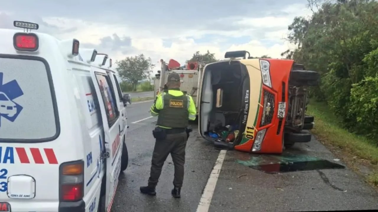 Bus de Coopetrans Tuluá se volcó tras encontrar un árbol caído en la vía La Tinaja–Prodesal.