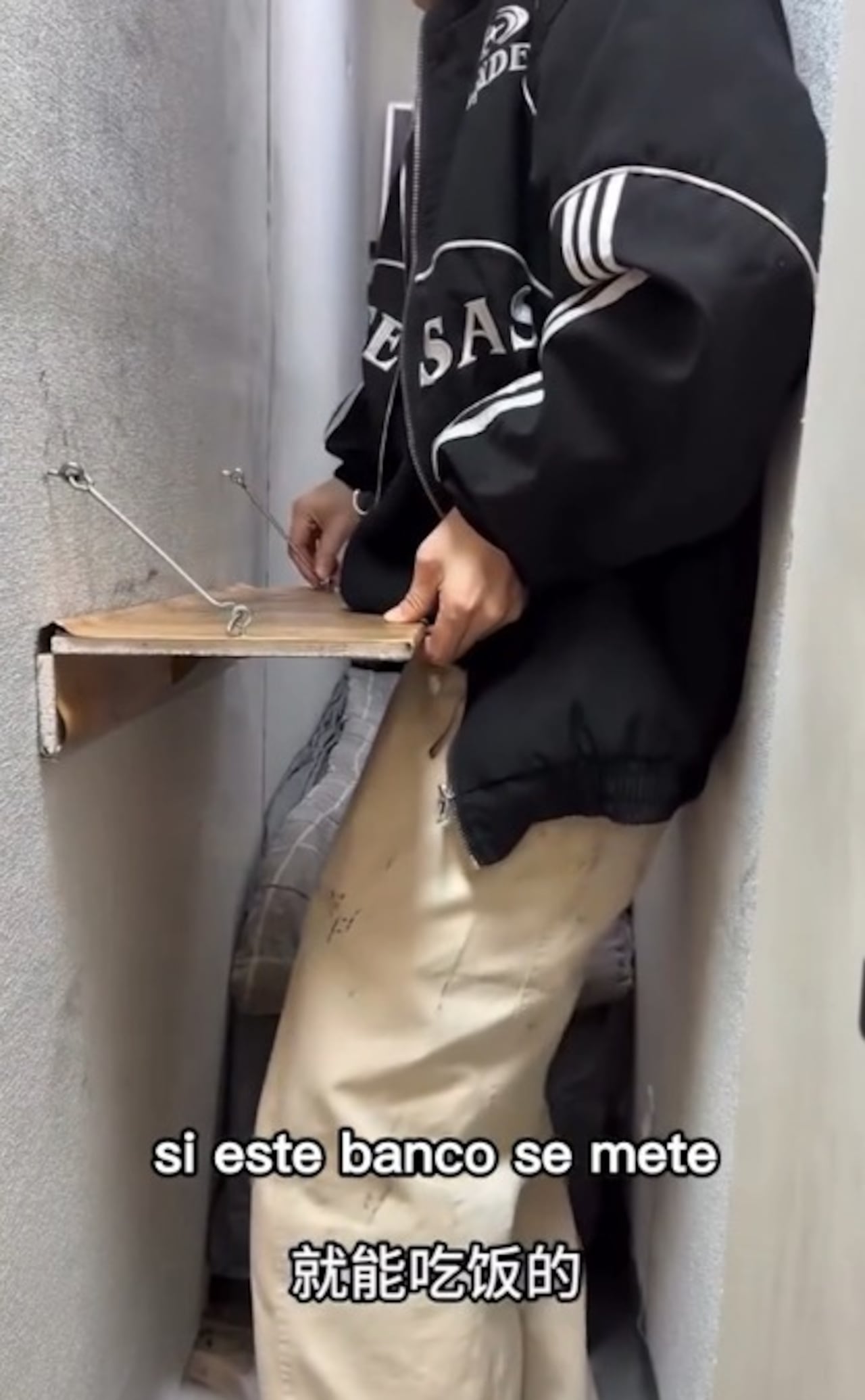 Turista exhibe cuarto diminuto en China que apenas permite entrar