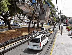 En la Avenida 6 Norte, frente al centro Comercial Chipichape, es común ver los postes de Emcali invadidos de exceso de cables de todo tipo.