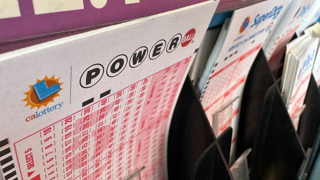 La estación de lotería dentro de ABC Liquor en Garden Grove, CA, el miércoles 2 de noviembre de 2022. El premio Powerball se disparó a $1.2 mil millones después de que no se encontraran ganadores el lunes