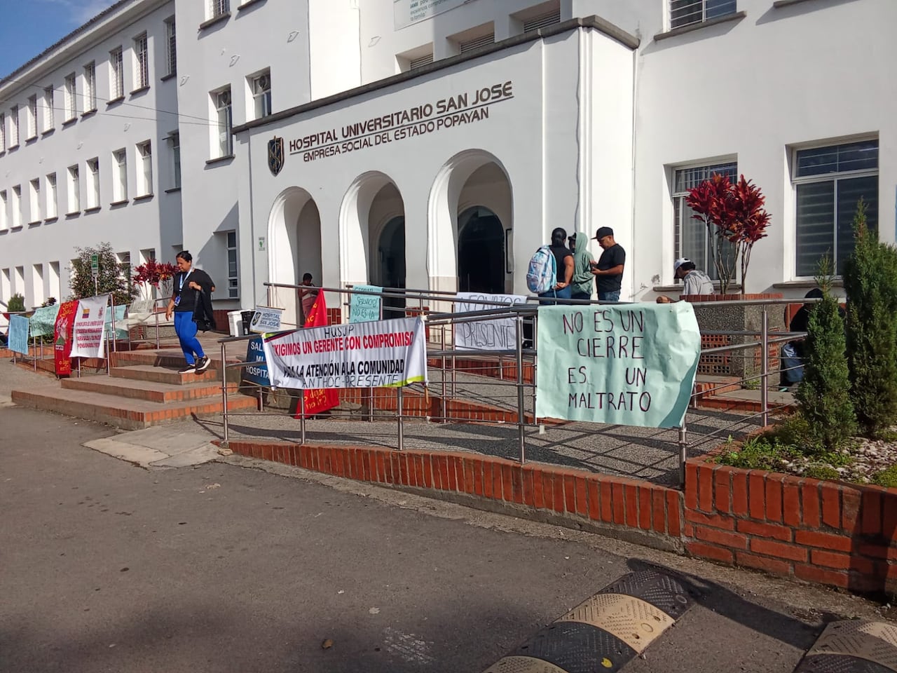 Trabajadores sanitarios y operativos del hospital Universitario de Popayán protestan por el cierre de dos áreas médicas de este importante centro asistencial.