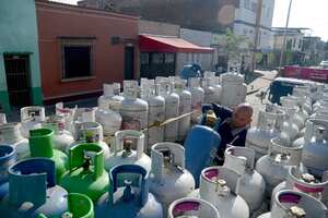 Cali: Se agudiza crisis en la entrega de pedidos de gas propano ante la alta demanda por falta de gas natural en Cali. Restaurantes y amas de casa abocados a cocinar con leña y carbón en las afuera de las residencias y comederos. Foto José L Guzmán. El País. Mayo 24-23